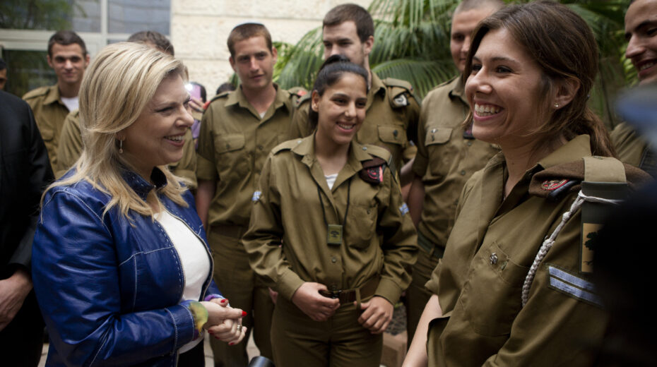 Sara Netanyahu visits a group of Lone Soldiers at their base. Amir Levy/Flash90