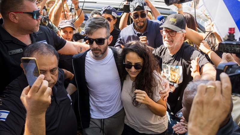 Released hostage David Cunio is greeted as he returns to his home in Yavne, October 19, 2025. Photo by Liron Molodovan/Flash90