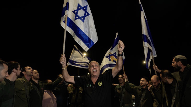 People pay their respects as a convoy carrying the body of slain hostage Ran Gvili drives near the Israeli border with the Gaza Strip, January 26, 2026. Photo by Tsafrir Abayov/Flash90