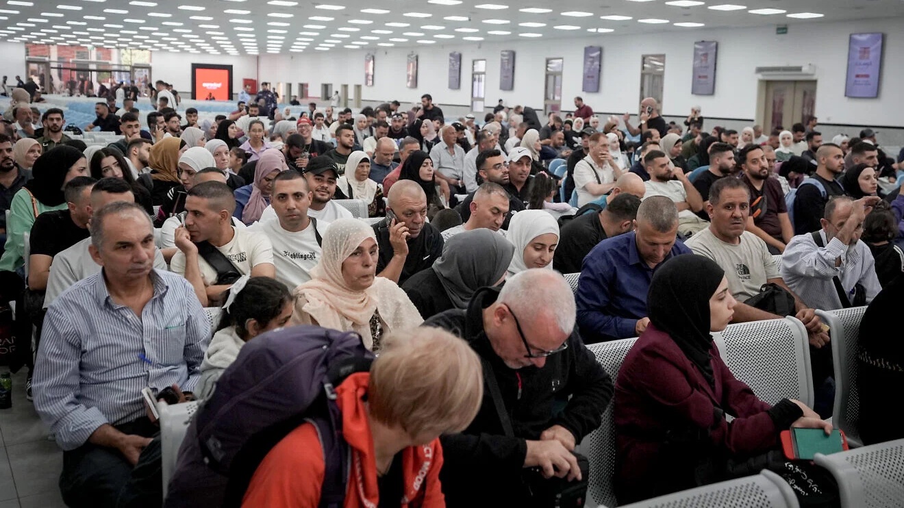 Palestinians wait at the King Hussein (Allenby) Bridge Crossing to travel into Jordan, after the Israeli Airports Authority said it will reopen, Sept. 26 2025. Photo by Flash90.