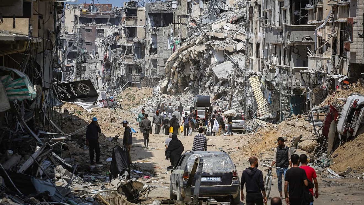 Palestinians returning to their homes in Khan Yunis in the Gaza Strip a day after the Israeli army withdrew from the area, April 8, 2024. Photo by Atia Mohammed/Flash90.