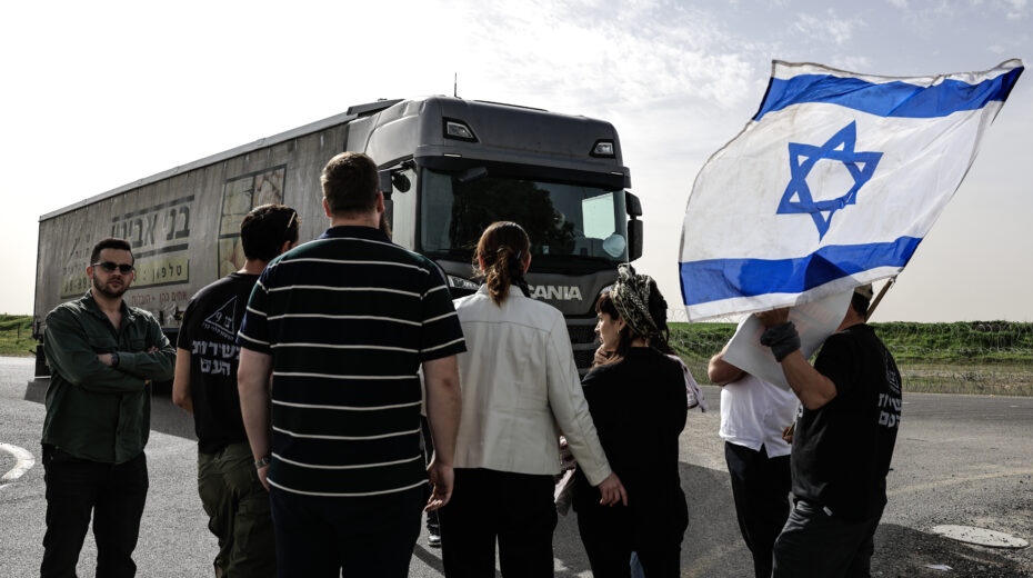 Members of the organization Tzav 9 block a truck carrying humanitarian aid for the Gaza Strip at the Kerem Shalom border crossing, claiming that this aid would ultimately strengthen Hamas in Gaza. February 9, 2026. Photo: Tsafrir Abayov/FLASH90