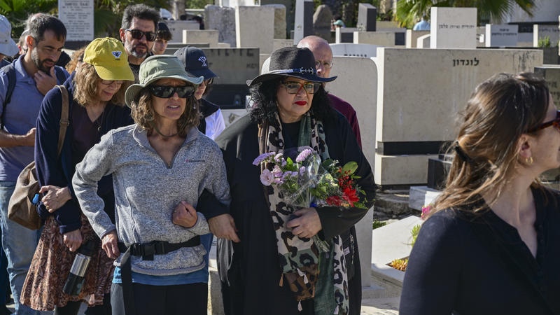 Friends and family attend the funeral of “Tehran” series producer Dana Eden, who was found dead in her hotel room in Greece during the filming of the series, at Kiryat Shaul Cemetery in Tel Aviv, February 18, 2026. Photo by Avshalom Sassoni/Flash90