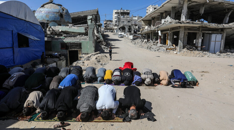 Friday prayers during Ramadan in front of the damaged Al-Huda Mosque in Khan Yunis, Gaza Strip, February 20, 2026. Photo: Abed Rahim Khatib/Flash90