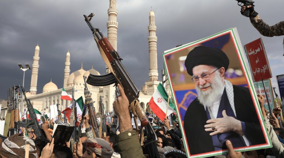 Houthi supporters with their weapons and a portrait of Iranian Supreme Leader Ayatollah Ali Khamenei during a demonstration against US and Israeli attacks on Iran in Sana'a, Yemen, on March 1, 2026. Photo: EPA/Yahya Arhab.