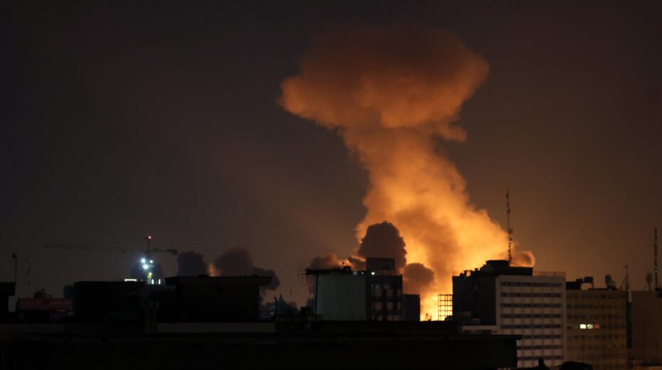 Smoke rises after an airstrike in central Tehran, Iran, 06 March 2026. A joint Israeli and US military operation continues to target multiple locations across Iran since the early hours of 28 February 2026. Foto: EPA/ABEDIN TAHERKENAREH