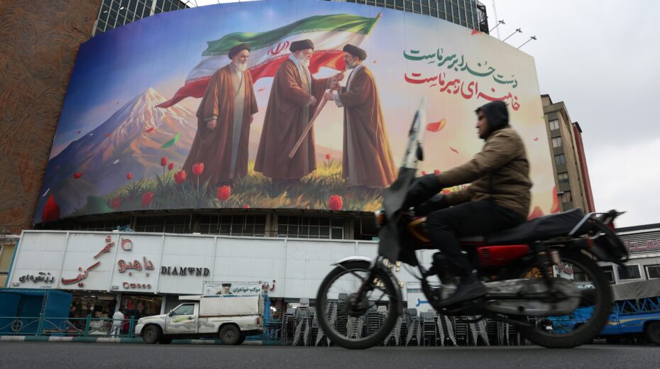 A huge propaganda poster in Tehran depicts the revolutionary leaders Ruhollah Khomeini, Ali Khamenei, and his successor Mojtaba Khamenei. Following Ali Khamenei's death during the current military escalation, attention in the region is focused on the future of the Islamic Republic and its role in the Middle East. Photo: Abedin Taherkenareh / EPA