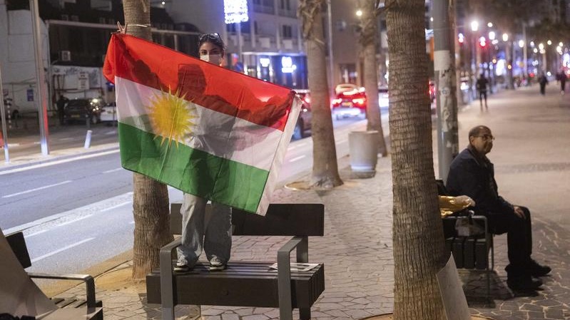 Activists hold Kurdish and Israeli flags during a protest outside the Branch Office of the Embassy of the United States of America in Tel Aviv, January 21, 2026. Photo by Chaim Goldberg/Flash90