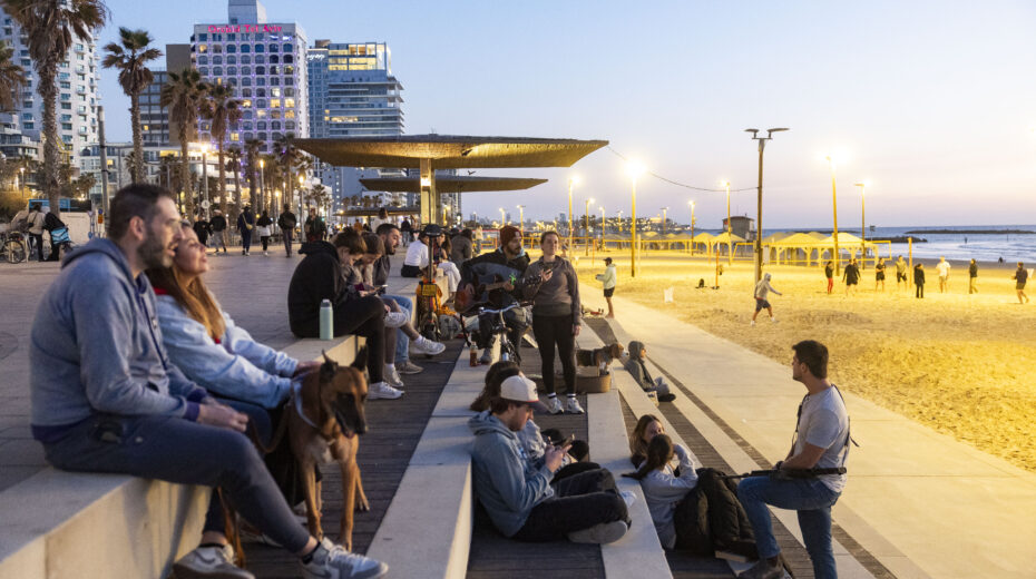 People enjoy the beach in Tel Aviv despite the war with Iran and the ongoing rocket attacks on Israel, March 5, 2026. Photo: Chaim Goldberg/Flash90