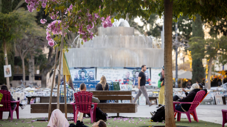 Daily life in Tel Aviv despite the war: People sit and relax in Dizengoff Square, while tens of thousands of tourists remain in the country, waiting for opportunities to leave. Photo: Miriam Alster/Flash90