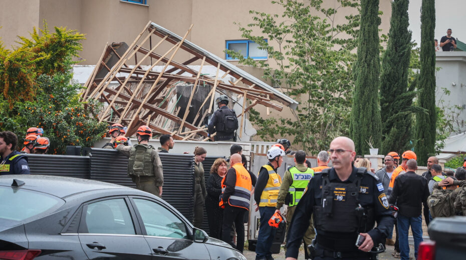 Israeli security and rescue forces assess the damage after a rocket fired from Iran struck Nes Ziona in central Israel, March 14, 2026. Photo: Roy Alima/Flash90.
