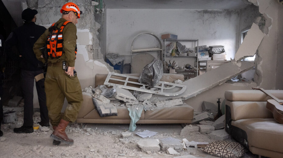 Rescue workers assess the damage to a residential building in Rishon LeZion after an Iranian missile attack on central Israel, March 16, 2026. Photo: Chaim Goldberg/Flash90.