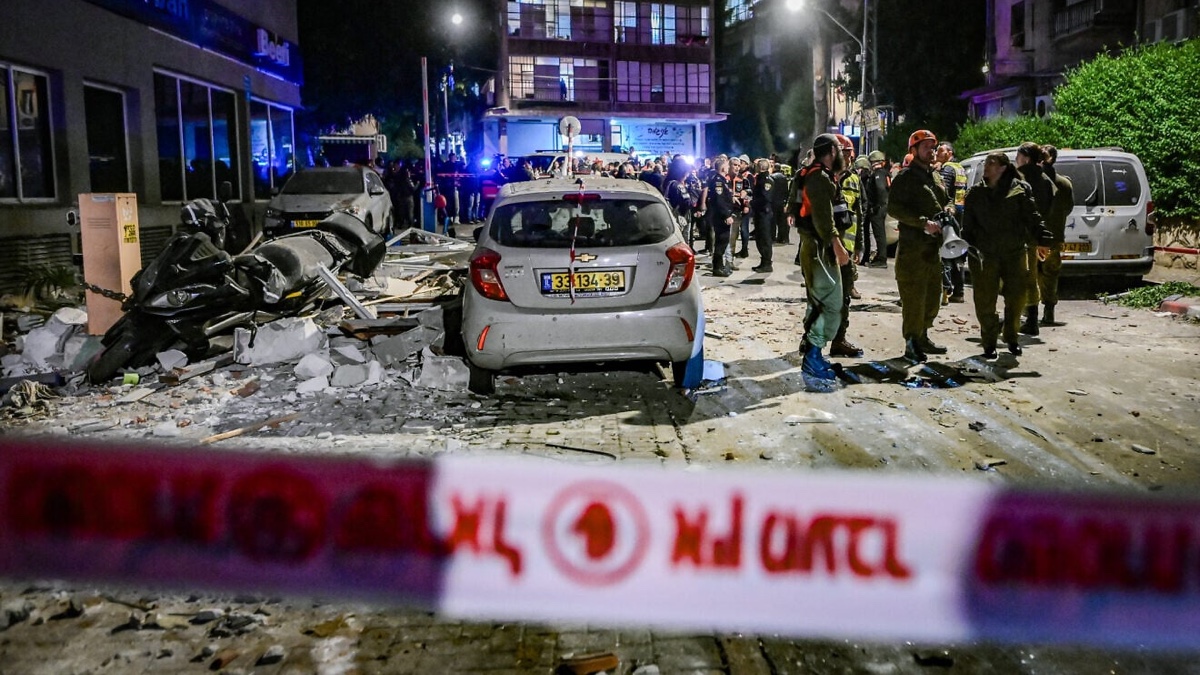 Israeli security and rescue forces inspect the damage at the scene where a missile fired from Iran toward Israel caused damage and killed two people in Ramat Gan, central Israel, March 18, 2026. Credit: Avshalom Sassoni/Flash90.