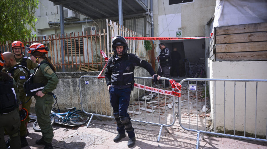 Israeli security and rescue forces secure the impact site after an Iranian missile attack in Bnei Brak, March 31, 2026. Photo: Avshalom Sassoni/Flash90