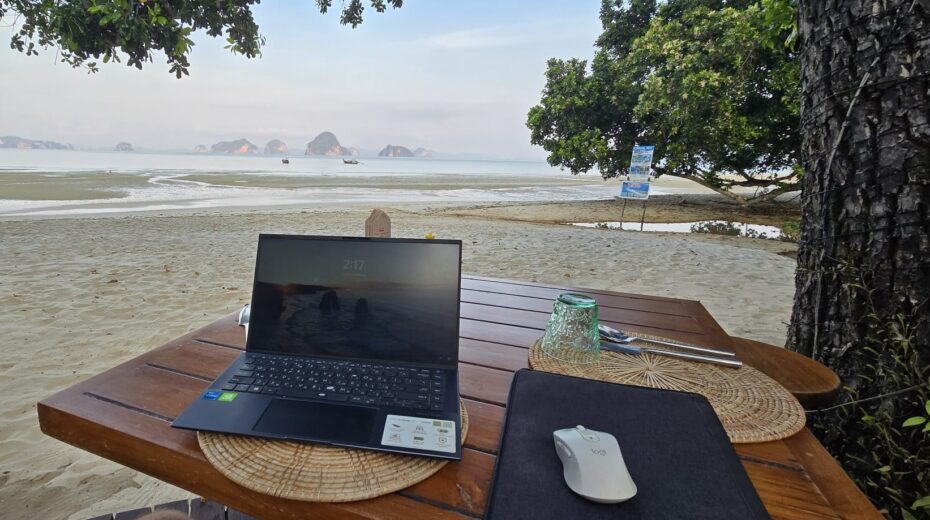 A workplace on the beach – but thoughts revolve around the war in Israel... Photo: Anat Schneider