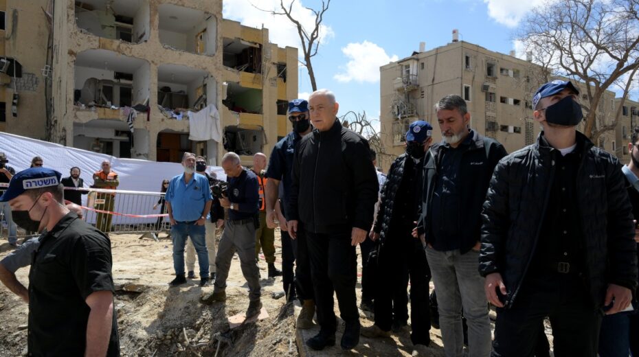 Prime Minister Benjamin Netanyahu at the site of the rocket attack in Dimona: He and security forces survey the damage amidst destroyed residential buildings and rubble. Photo: Avi Ohayon/GPO