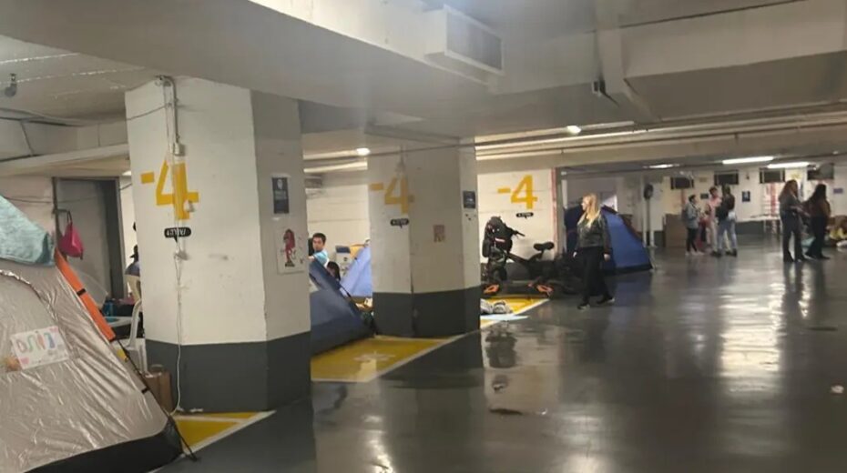 The level -4 parking lot in Tel Aviv’s Dizengoff Center shopping mall on the evening of March 17, 2026. Photo by Amelie Botbol.