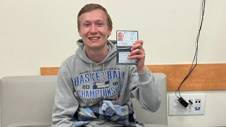 Henry Garfinkle (26) after his immigration at Ben Gurion Airport in Tel Aviv. Photo: Ministry of Immigration and Integration