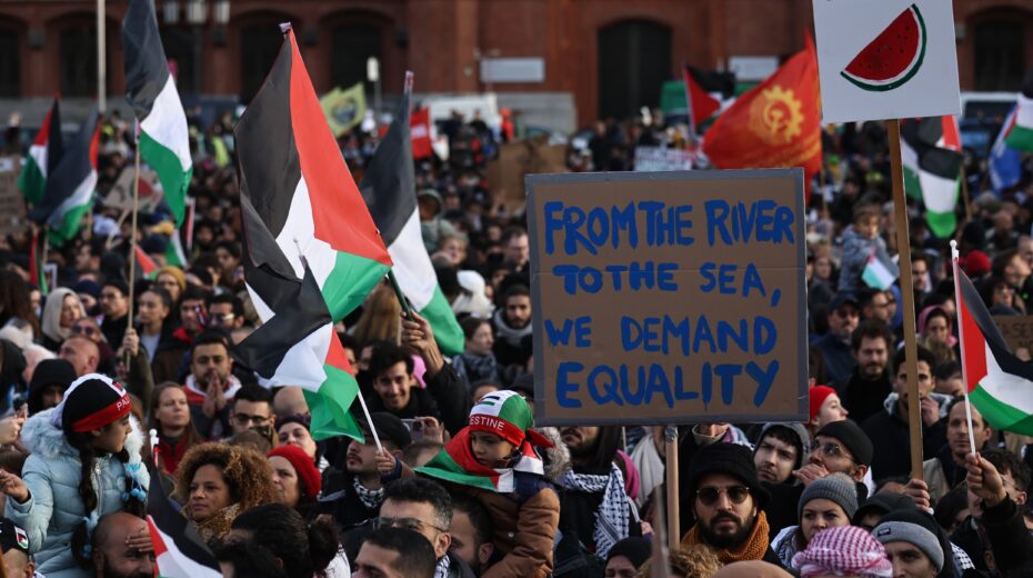 Pro-Palestinian demonstration in Berlin on November 4, 2023: Participants hold flags and placards, including one with the slogan "From the river to the sea." This slogan is at the heart of the current debate on antisemitism and freedom of expression in Germany. Photo: EPA/CLEMENS BILAN