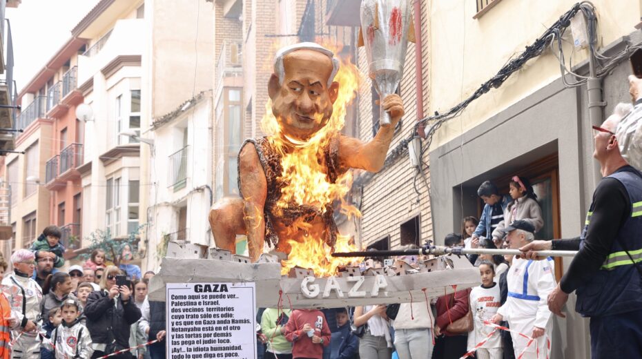 A Netanyahu effigy was also burned in Spain last year: during the "Judas" tradition in Alfaro (2025). A similar incident in El Burgo is now drawing criticism. Photo: EPA/RAQUEL MANZANARES