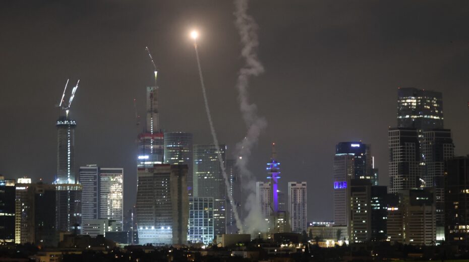 Israeli missile defense systems attempt to intercept Iranian ballistic missiles over Tel Aviv. Photo: Abir Sultan/EPA