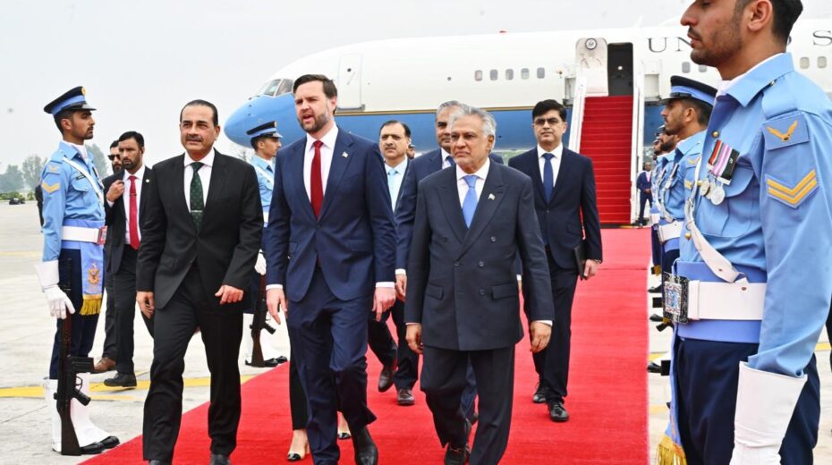 US Vice President JD Vance (center) arrives in Islamabad on April 11, 2026, and is greeted by Pakistan's Army Chief Asim Munir (left) and Foreign Minister Ishaq Dar (right). Talks with Iran ended without an agreement. Photo: EPA/Pakistan Foreign Ministry