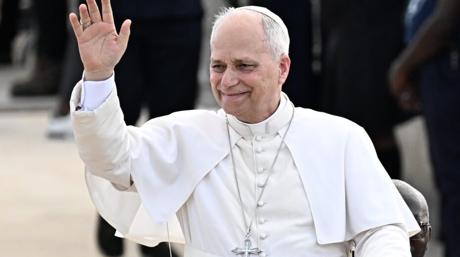Pope Leo XIV greets the faithful during the Rosary prayer at the "Mama Muxima" pilgrimage site in Angola. His public statements on the current conflict have elicited mixed reactions internationally. Photo: EPA/Luca Zennaro.
