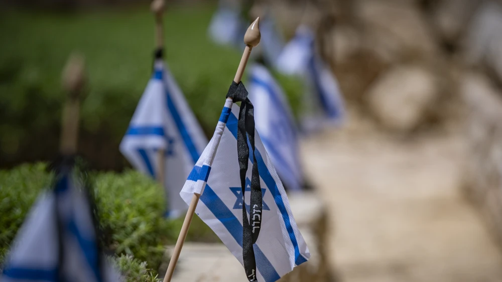 Israeli flags on graves of Israeli soldiers in Mount Herzl Military Cemetery in Jerusalem on April 19, 2026, a few days before the Memorial Day for Israel’s Fallen Soldiers. Photo by Yonatan Sindel/Flash90.
