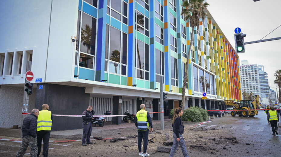 Israeli security and rescue forces at the site of an impact in Tel Aviv after a missile fired from Iran caused damage in the city, April 1, 2026. Photo: Avshalom Sassoni/Flash90