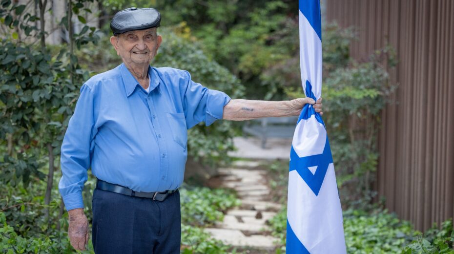 Holocaust survivor Avigdor Neumann, who survived the Auschwitz concentration camp, poses for a portrait in Jerusalem on the eve of Holocaust Remembrance Day, April 13, 2026. Photo: Chaim Goldberg/Flash90