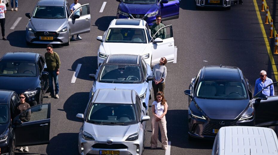 People leave their vehicles and stand still on the Ayalon Expressway in Tel Aviv as the nationwide Holocaust Remembrance Day siren sounds, April 14, 2026. Photo: Avshalom Sassoni/Flash90