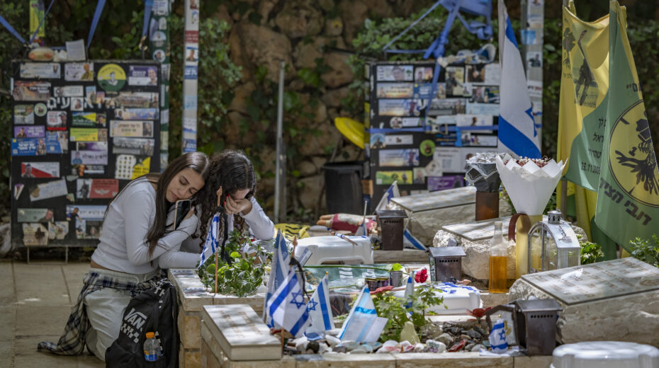 Family members visit the graves of Israeli soldiers at the military cemetery on Mount Herzl in Jerusalem on April 19, 2026. Photo: Chaim Goldberg/Flash90