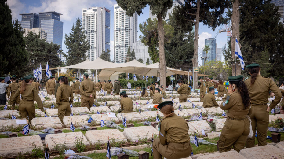 Israelis visit the graves of soldiers at the Nahalat Yitzhak military cemetery in Tel Aviv on the occasion of Israel's Day of Remembrance for Fallen Soldiers and Victims of Terror on April 21, 2026. Photo: Miriam Alster/Flash90