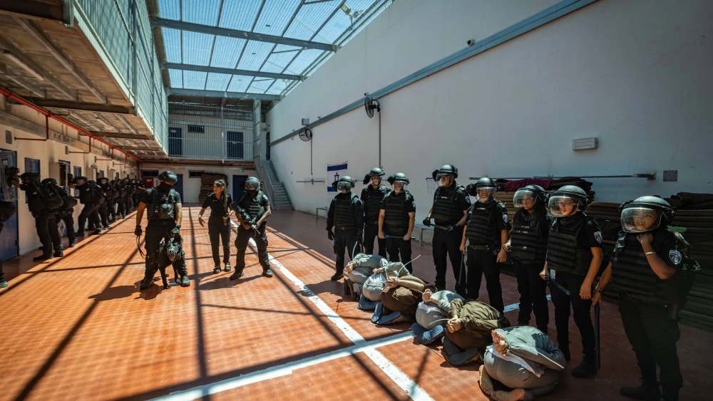 Members of the Keter Unit—the Israel Prison Service Initial Reaction Force— are seen during an operation where Nukhba terrorists are being held at Ofer Prison, north of Jerusalem, Aug. 28, 2024. Photo by Chaim Goldberg/Flash90.