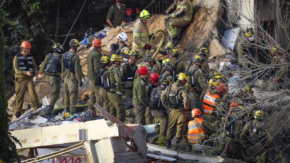 Israeli rescue personnel at the scene where an Iranian missile struck a building in Haifa, causing extensive damage and killing at least two people, April 6, 2026. Photo by David Cohen/Flash90.