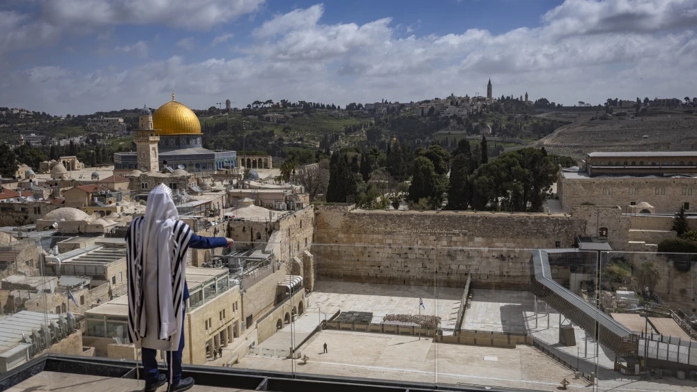 A view of the Western Wall plaza in Jerusalem’s Old City, where the traditional Priestly Blessing (Birkat Cohanim) is held during the Passover holiday under attendance restrictions due to the ongoing war, April 5, 2026. Photo by Chaim Goldberg/Flash90. Chaim Goldberg/Flash90