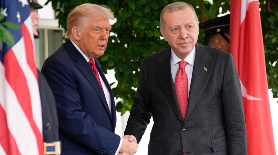 US President Donald Trump (left) receives Turkish President Recep Tayyip Erdoğan (right) at the White House in Washington, D.C., USA, on September 25, 2025. Photo: EPA/Yuri Gripas/Pool.