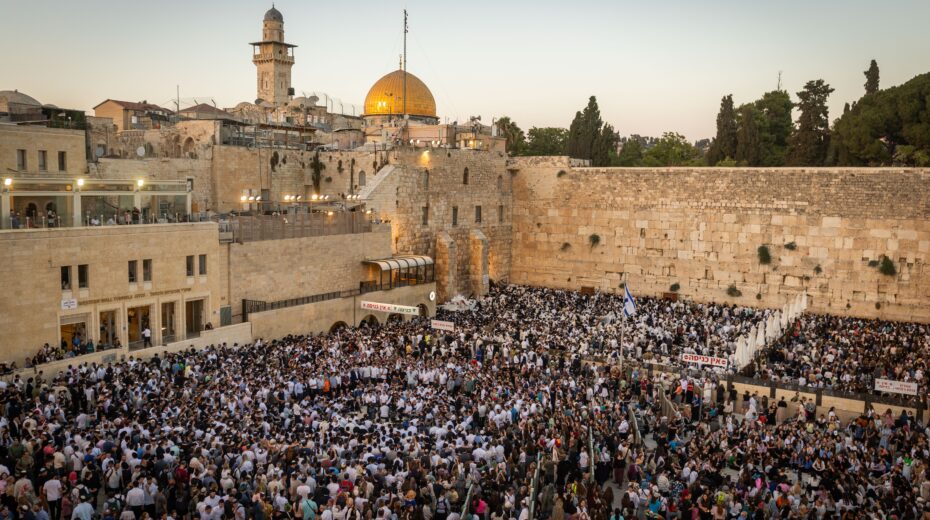 Prayers on the fasting day Tisha Bav, August 2025. Photo: Chaim Goldberg/Flash90
