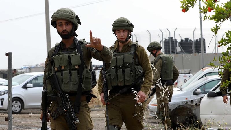 Illustration. Israeli soldiers set up a checkpoint in the Hebron Hills region of Judea following a Palestinian terrorist car ramming attack in 2020. Photo by Wisam Hashlamoun/FLASH90