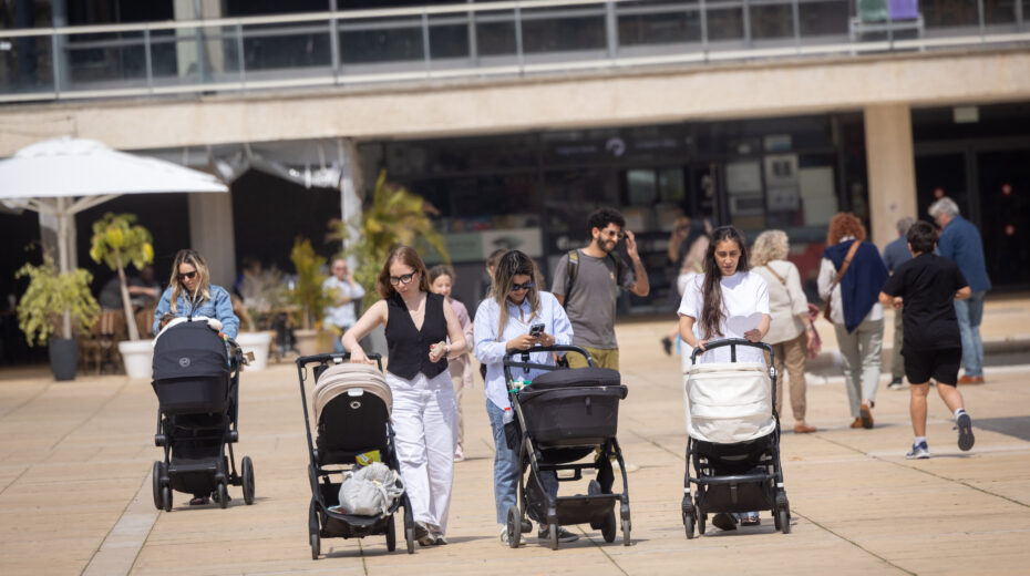 Israelis have many children, including secular Jews. Photo: Miriam Alster/FLASH90