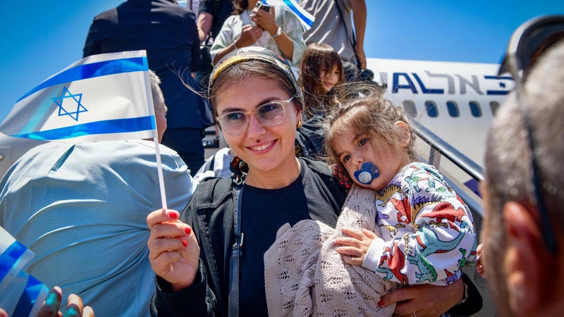 New immigrants from France arrive to the Ben Gurion airport in central Israel on June 25, 2025. Photo by Avshalom Sassoni/Flash90