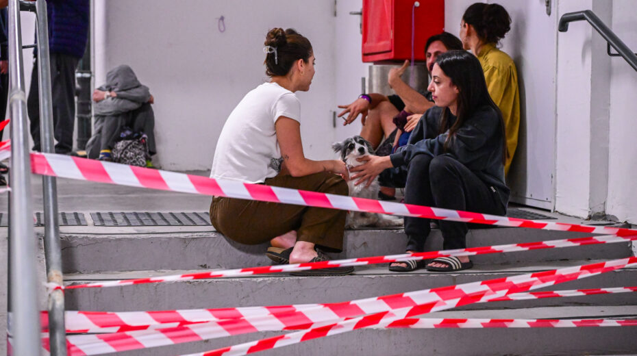 Israelis take cover in a public bomb shelter in Tel Aviv during an Iranian missile attack, March 4, 2026. Photo: Avshalom Sassoni/Flash90.