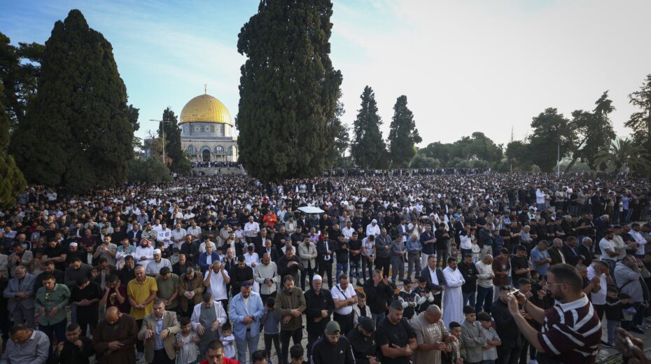 Thousands of Muslims gather for the Eid al-Adha prayer on the Temple Mount in Jerusalem. Photo: Jamal Awad/Flash90