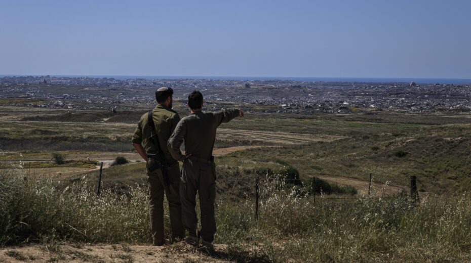 Israeli soldiers look out from an observation post toward the northern Gaza Strip. Will the war that began in Gaza be the turning point of the Iranian project? Photo: Tsafrir Abayov/Flash90