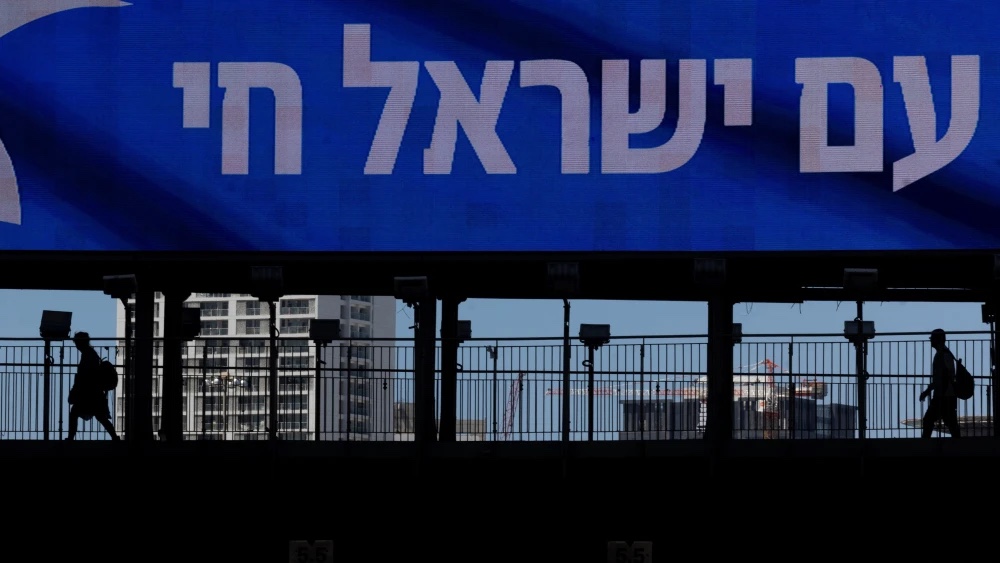 A large billboard saying “Am Israel Chai” (“The People of Israel Live”), in Ramat Gan. April 23, 2026. Photo by Miriam Alster/Flash90.