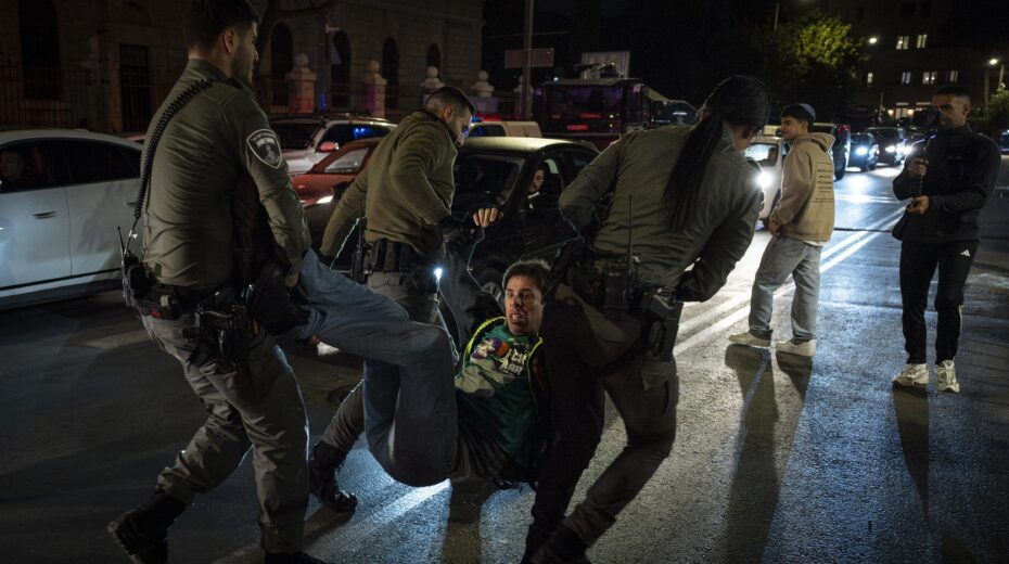 Demonstrators clash with police during a protest against Israeli Prime Minister Benjamin Netanyahu and his government near the Prime Minister’s residence in Jerusalem, May 16, 2025. Photo by Yonatan Sindel/Flash90.