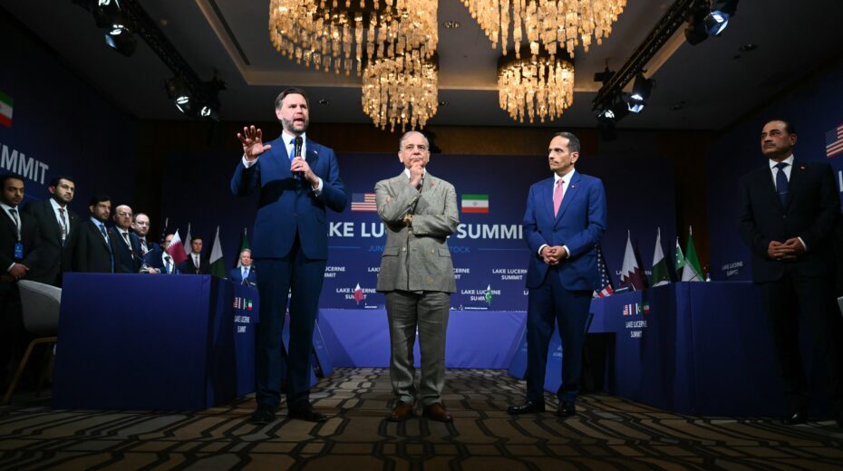 US Vice President JD Vance (left) with Pakistani Prime Minister Shehbaz Sharif, Qatari Prime Minister Mohammed bin Abdulrahman Al Thani and Pakistani Army Chief Asim Munir at the Bürgenstock Summit in Switzerland on June 21, 2026. Photo: EPA/Fabrice Coffrini/Pool