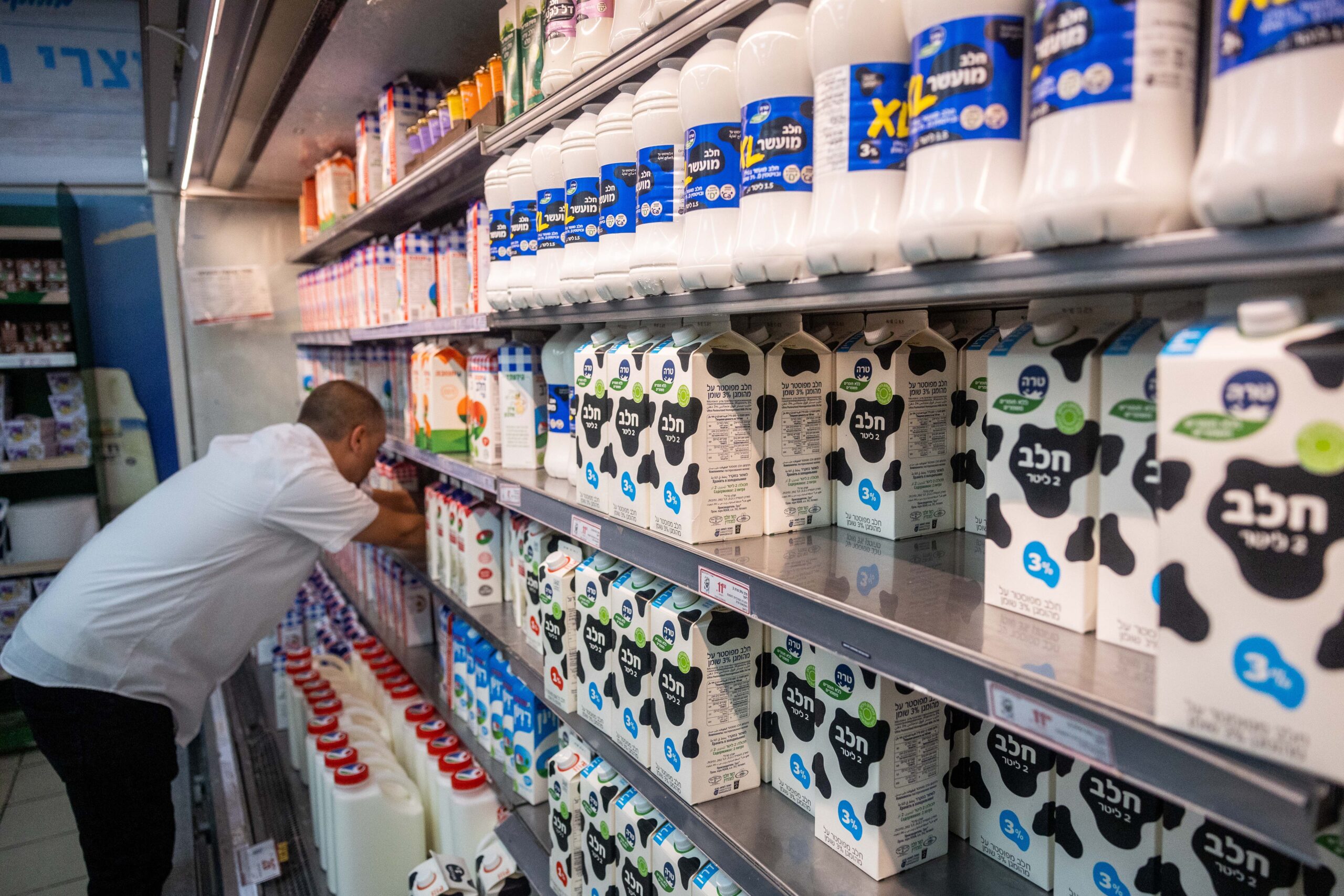 Milk for sale at the Rami Levy supermarket in Jerusalem on July 17, 2022. Photo by Yonatan Sindel/Flash90