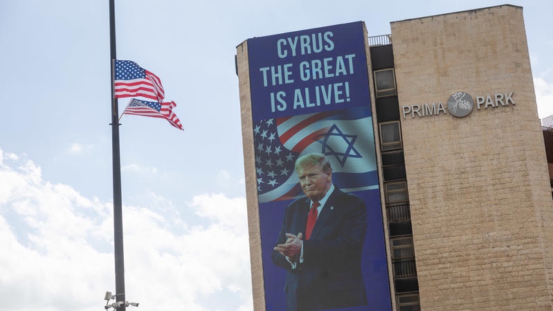 A massive billboard likening Donald Trump to Cyrus the Great adorns a hotel in downtown Jerusalem. Photo by Chaim Goldberg/Flash90