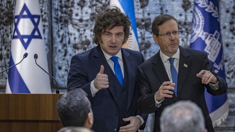 Argentine President Javier Milei receives the Presidential Medal from Israeli President Isaac Herzog at the President’s Residence in Jerusalem, April 20, 2026. Photo by Oren Ben Hakoon/Flash90